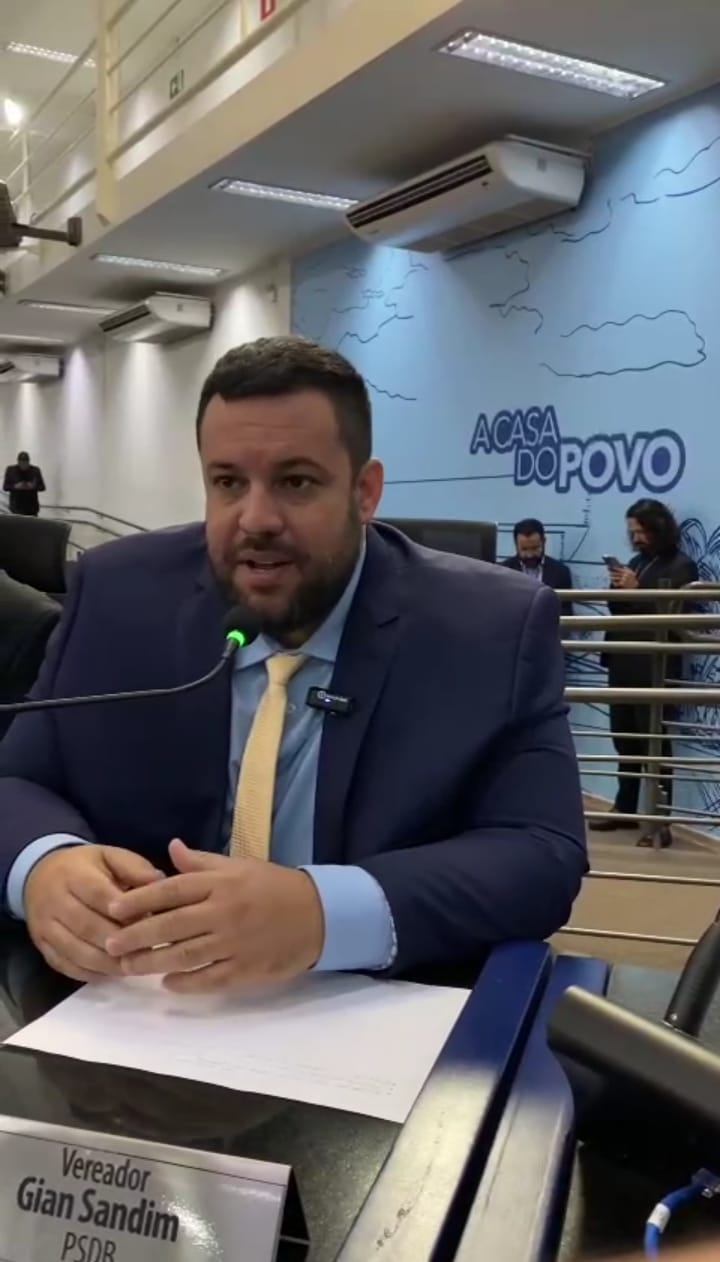 Vereador Gian Sandim durante o discurso (Assessoria de Imprensa )