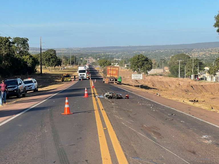 Motociclista tinha 31 anos e morreu no local (Maikon Leal / Coxim Agora )