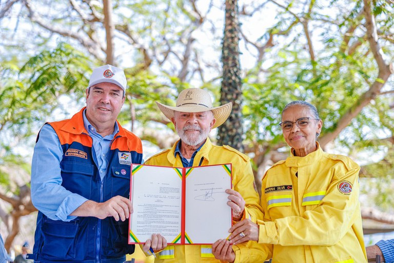 O presidente Lula entre o governador do Mato Grosso do Sul, Eduardo Riedel, e a ministra Marina Silva (Meio Ambiente e Mudança do Clima) (Agência Gov | Via Planalto)