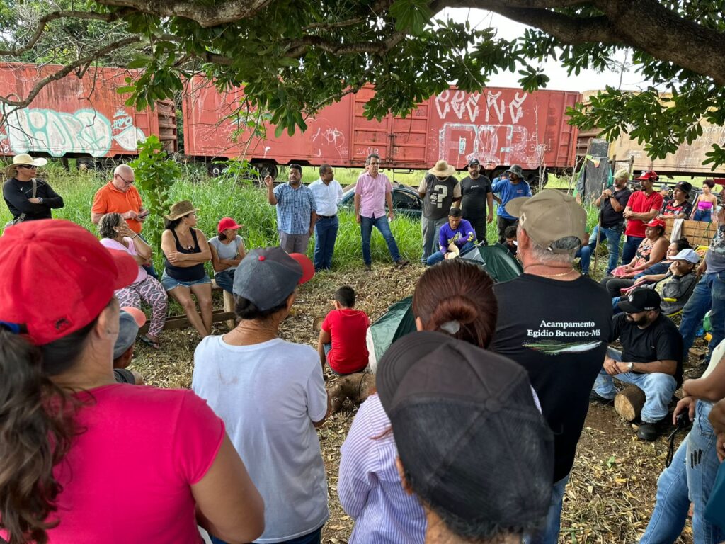 Vereador reunido com integrantes do MST na segunda-feira. (Foto: Pedro Roque)