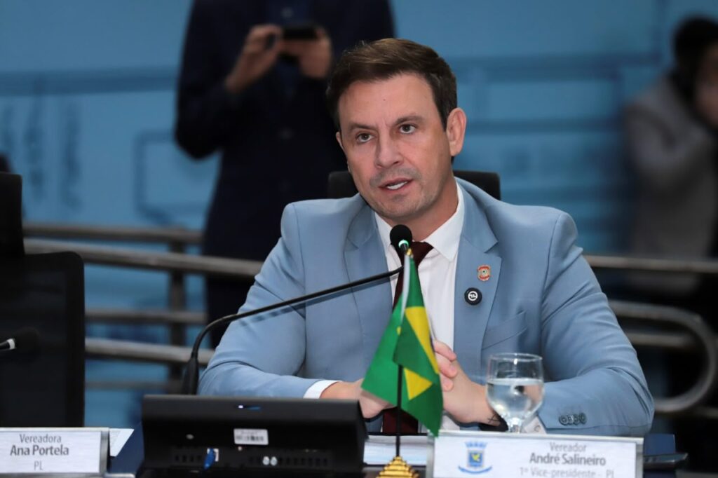 André Salineiro fala ao microfone durante sessão da Câmara Municipal de Campo Grande.