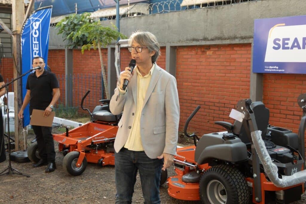 Secretário da Sear, Darci Caldas, apresentando os novos microtratores cortadores de grama Giro Zero.