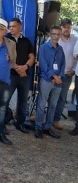 Agnaldo César, assessor do vereador André Salineiro (PL), de camisa azul social, óculos e crachá, durante evento da SEAR em Campo Grande.