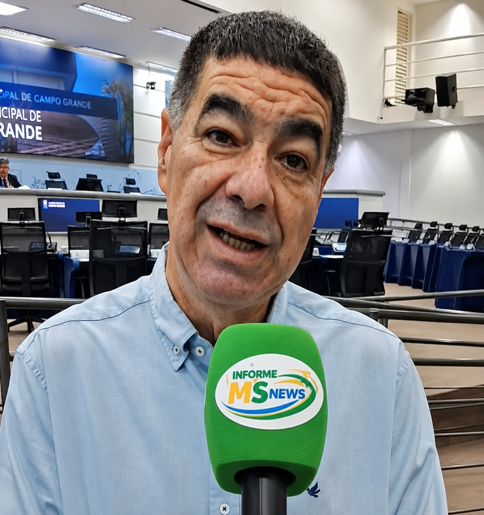 Elenilton Dutra, subprefeito do Distrito de Anhanduí, concedendo entrevista com microfone do Informe MS News na Câmara Municipal de Campo Grande.