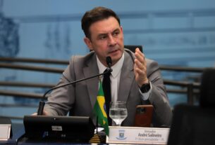 Vereador André Salineiro durante sessão na Câmara Municipal de Campo Grande, onde defende a realização de audiência pública sobre a valorização da Guarda Civil Metropolitana.