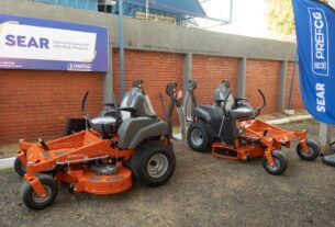 Novos microtratores cortadores de grama Giro Zero alinhados para entrega da Prefeitura de Campo Grande.